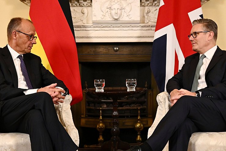 Es ist der Antrittsbesuch von Kanzler Merz in London - einer seiner bisher wichtigsten. - © Leon Neal/Getty Images Europe Pool via AP/dpa