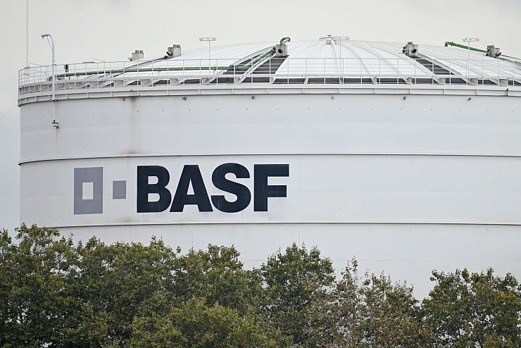 Der Chemieriese leidet unter gestiegenen Energiepreisen und Kostendruck. Einige Produktionsanlagen wurden schon geschlossen. Weitere könnten am größten Standort folgen. - © Uwe Anspach/dpa