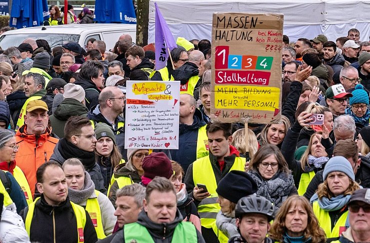 Beschäftige im öffentlichen Dienst demonstrieren für mehr Geld und bessere Arbeitsbedingungen - etwa in den Kitas. - © Benjamin Westhoff/dpa