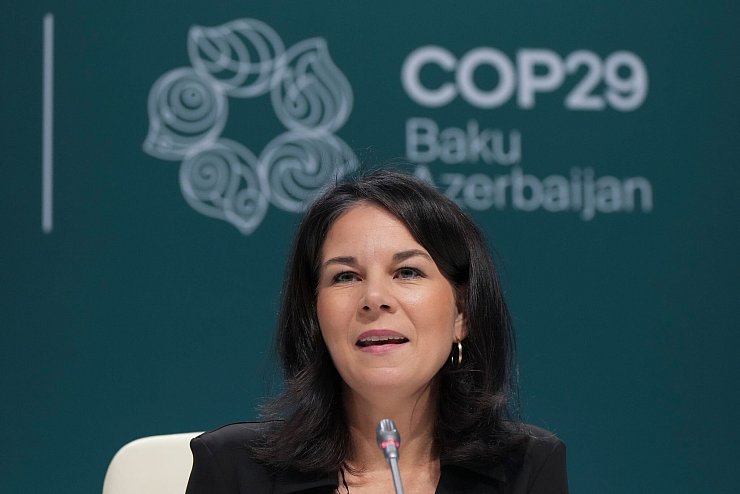 Will breite Koalitionen schmieden: Außenministerin Baerbock. - © Sergei Grits/AP
