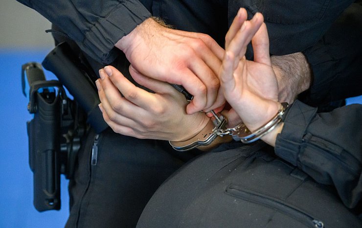 Bei zwei bundesweiten Online-Befragungen gaben jeweils mehr als 40.000 Polizistinnen und Polizisten Auskunft. (Symbolfoto) - © Julian Stratenschulte/dpa