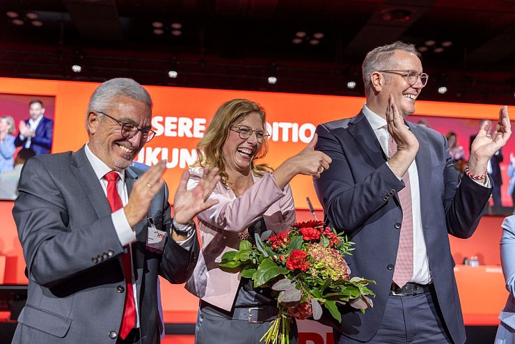 Der ehemalige und die neue SPD-Vorsitzende in Rheinland-Pfalz, Roger Lewentz und Sabine Bätzing-Lichtenthäler, mit dem neuen Ministerpräsidenten Alexander Schweitzer (von l. nach r.). - © Helmut Fricke/dpa