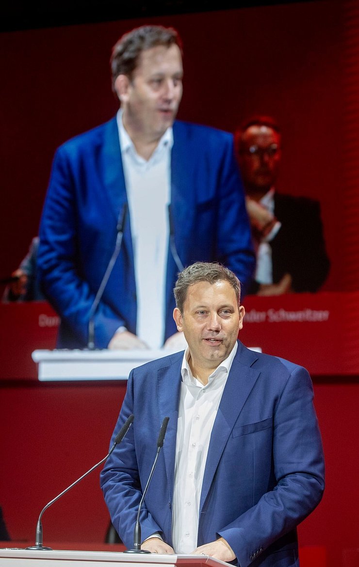 SPD-Chef Lars Klingbeil betont beim Parteitag der rheinland-pfälzischen SPD in Mainz die Bedeutung des Rentenpakets in der Bundesregierung. - © Helmut Fricke/dpa