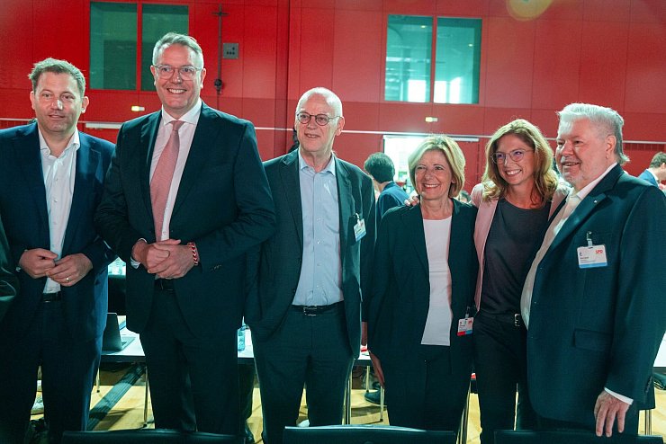 Vier Ministerpräsidenten aus Rheinland-Pfalz treffen sich beim Landesparteitag der SPD - mit dem Parteichef Lars Klingbeil (l) und der neuen rheinland-pfälzischen SPD-Chefin Sabine Bätzing-Lichtenthäler (2. von r). Außerdem Ministerpräsident Alexander Schweitzer, Rudolf Scharping, Malu Dreyer und Kurt Beck (von l nach r) - © Helmut Fricke/dpa