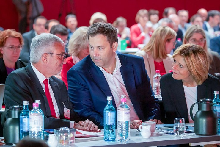 Generationswechsel bei der SPD in Rheinland-Pfalz: Nach Ministerpräsidentin Malu Dreyer geht auch Parteichef Roger Lewentz (l). Hier im Gespräch mit SPD-Chef Lars Klingbeil (m.) - © Helmut Fricke/dpa