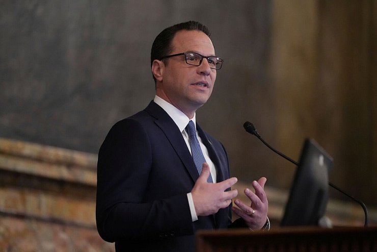 Der demokratische Gouverneur von Pennsylvania wurde kurz als möglicher Vize von Kamala Harris gehandelt. (Archivbild) - © Matt Rourke/AP/dpa