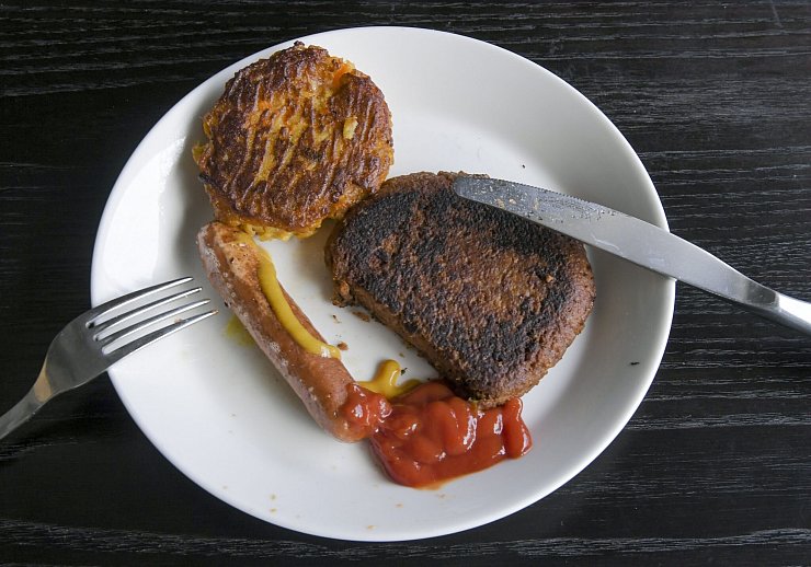 Diese Bouletten und Würstchen sehen aus wie echtes Fleisch, sind aber aus pflanzlichen Ersatzprodukten hergestellt. (Archivbild) - © Markku Ulander/Lehtikuva/dpa