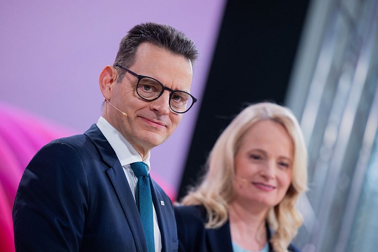Eon-Chef Leonhard Birnbaum (l) und Finanzchefin Nadia Jakobi erklärten, warum Deutschlands größter Stromversorger und -netzbetreiber Eon 2024 erneut Milliardengewinne erwirtschaftet hat. - © Rolf Vennenbernd/dpa