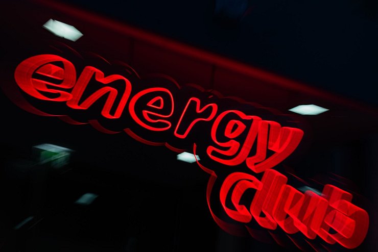 Eon nennt einen Teil seiner Konzernzentrale in Essen «Energy Club». Darin gibt es auch einen Bereich, in dem Beschäftigte mit Hilfe von Virtual Reality Technologien etwa netztechnische Betriebsabläufe oder das Löschen von Bürobränden erproben können. - © Rolf Vennenbernd/dpa