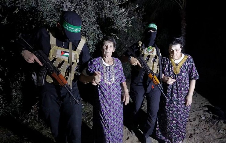 Dieses Videostandbild wurde von den Al-Qassam-Brigaden auf ihrem Telegramm-Kanal veröffentlicht. Es zeigt die zwei 79 und 85 Jahre alten Frauen, die von der Hamas dem Roten Kreuz übergeben wurden. - © -/Al-Qassam-Brigaden via AP/dpa
