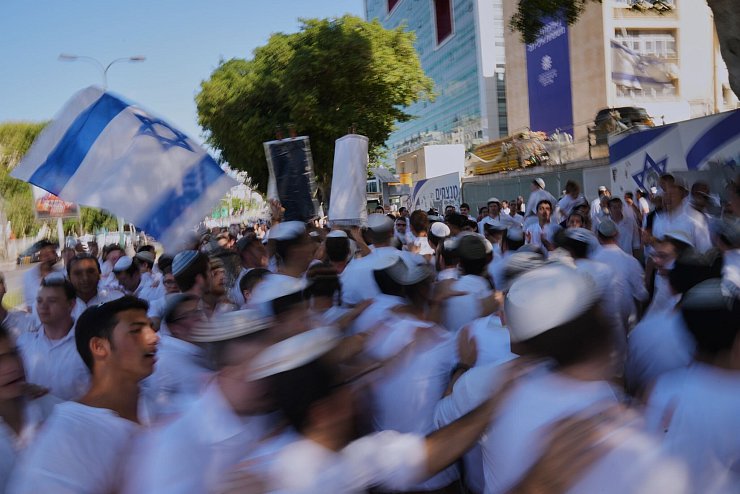 Die Freude über die Geisel-Freilassung bekommt erste Risse. - © Francisco Seco/AP/dpa