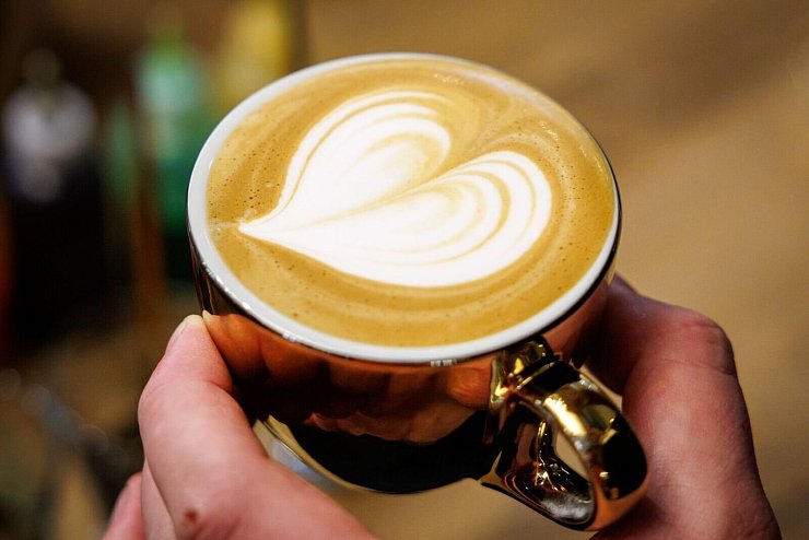 Von vielen gerne regelmäßig getrunken: der Cappuccino. (Archivbild) - © Daniel Karmann/dpa