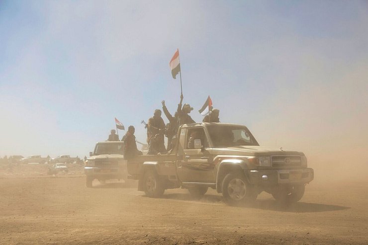 Huthi-Kämpfer und Stammesangehörige bei einer Kundgebung gegen die Angriffe der USA und Großbritanniens. - © -/AP/dpa