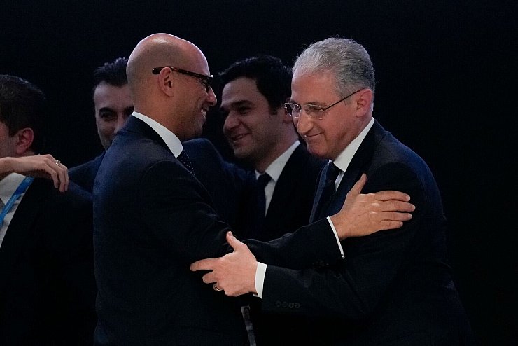 Nach dem Hammerschlaf umarmen sich Mukhtar Babayev, Präsident der COP29, (rechts) und UN-Klimachef Simon Stiell (links). - © Rafiq Maqbool/AP/dpa