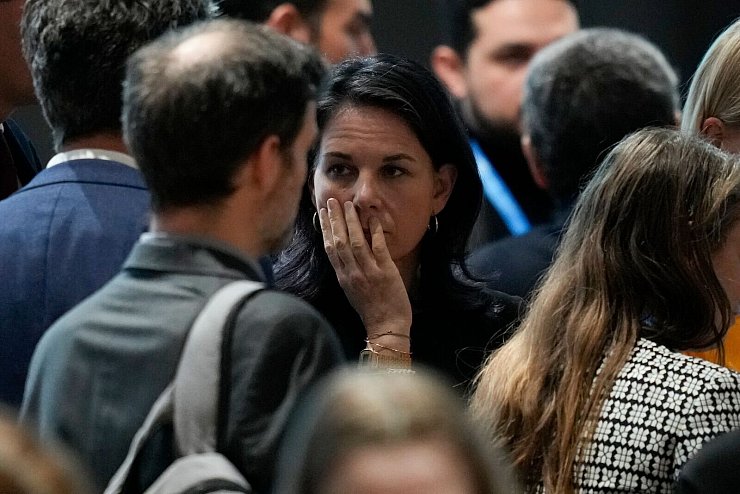 Baerbock übte zum Ende der Klimakonferenz scharfe Kritik an Blockierer-Staaten. - © Rafiq Maqbool/AP/dpa