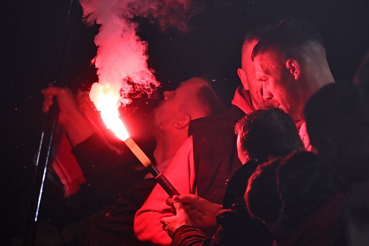 Das Abbrennen der Pyro-Fackel hat ein juristisches Nachspiel für Podolski. - © Federico Gambarini/dpa