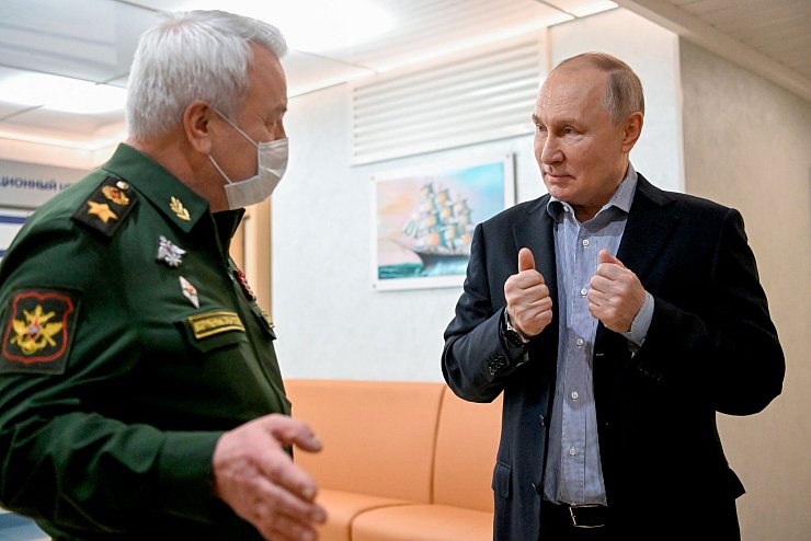 Besuch eines Militärkrankenhauses: Kremlchef Putin im Gespräch mit Nikolai Pankow, stellvertretender Verteidigungsminister von Russland. - © Kristina Kormilitsyna/Pool Sputnik Kremlin/AP/dpa