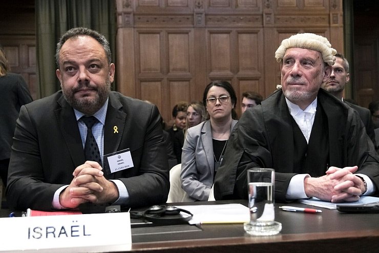 Die Rechtsberater des israelischen Außenministeriums, Tal Becker (l) und Malcolm Shaw, bei der Eröffnung der Anhörungen am Internationalen Gerichtshof. - © Patrick Post/AP/dpa