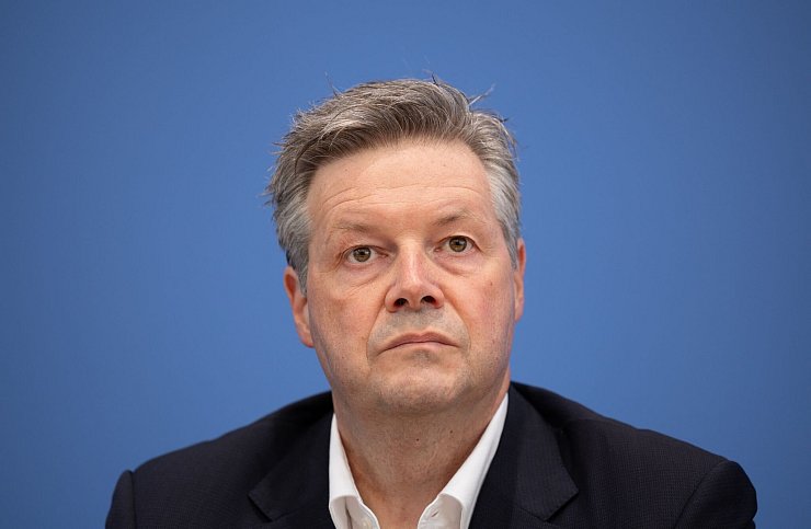 Die EVG will die Berufung des neuen Chefs der Infrastruktursparte DB InfraGo, Dirk Rompf, verhindern. (Archivbild) - © Andreas Gora/dpa
