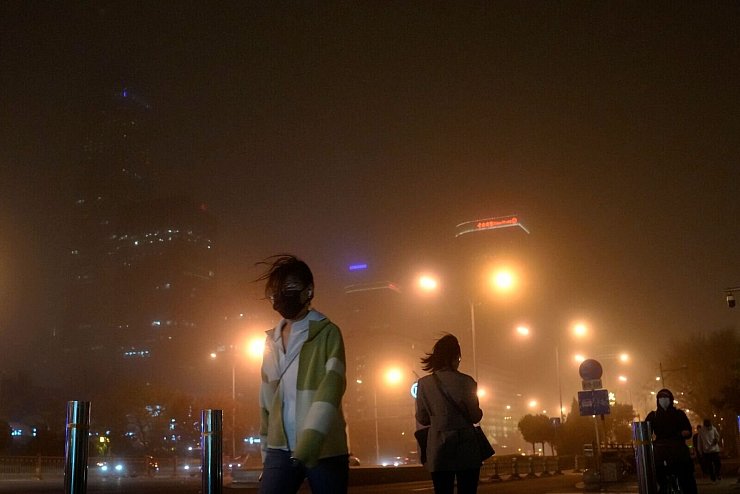 Die 23-Millionen-Metropole Peking war von dem Sandsturm betroffen. - © Andy Wong/AP/dpa