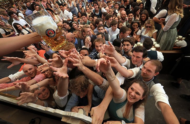 Das erste Bier gibt es am Anstichstag erst um 12 Uhr - entsprechend groß der Durst. (Archivbild von 2024) - © Karl-Josef Hildenbrand/dpa