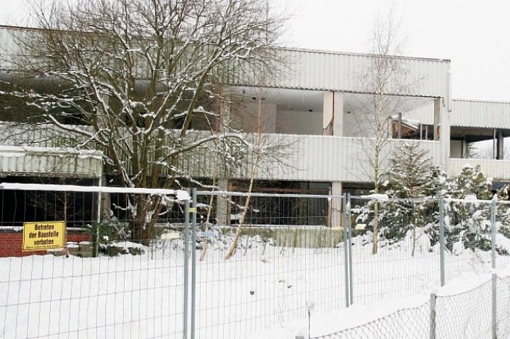 Schwer gesichert: Trotz Zauns zieht die Ruine an der Landwehrstraße Leute an, die ständig in dem Komplex zündeln. Foto: Becker