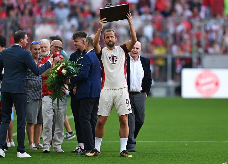 Ein Mannschaftstitel wäre auch mal ganz schön - Torjäger-Trophäen hat Harry Kane schon einige. - © Sven Hoppe/dpa