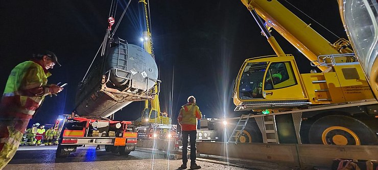 Wegen des enthaltenen Gefahrstoffs musste der Lastwagen aufwendig geborgen werden. - © Feuerwehr Grevenbroich/dpa