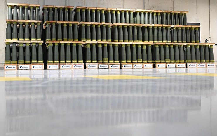 Sie können bis zu 40 Kilometer weit geschossen werden: Artilleriemunition von Rheinmetall. - © Julian Stratenschulte/dpa