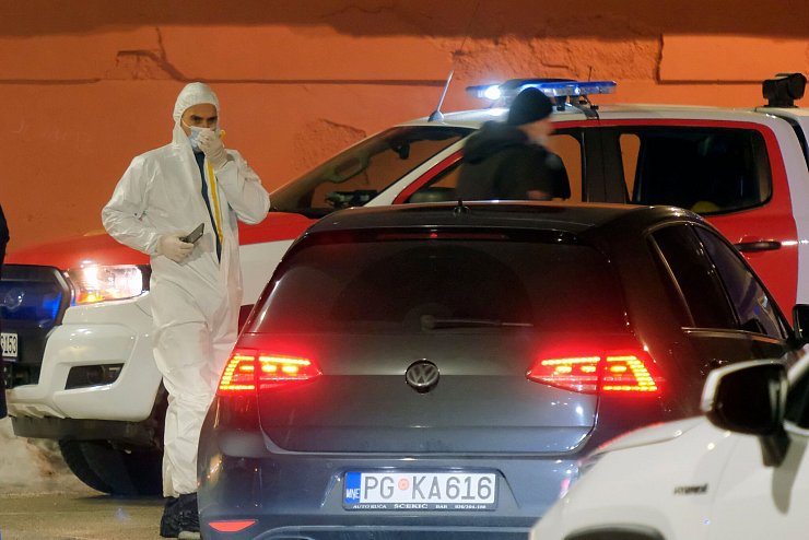 Polizisten sind am Tatort im Einsatz. - © Risto Bozovic/AP/dpa