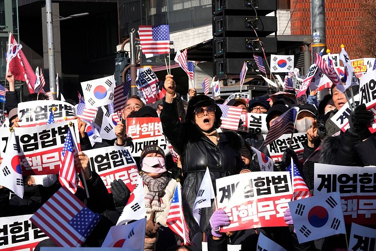 Die Proteste stehen im Zusammenhang mit dem Amtsenthebungsverfahren gegen Yoon Suk Yeol. - © Ahn Young-joon/AP/dpa