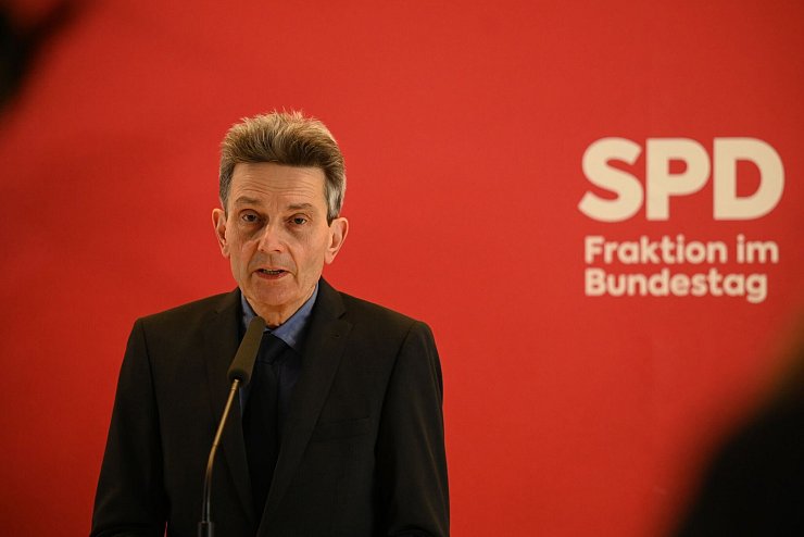 Rolf Mützenich (SPD) hält besseres Verwaltungshandeln für entscheidend. - © Sarah Knorr/dpa