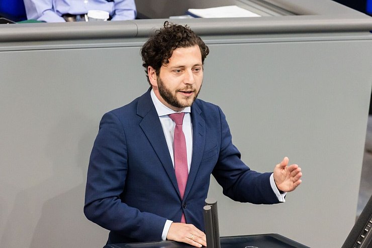 Im Gespräch: Der Bundestagsabgeordnete Banaszak. (Archivbild) - © Christoph Soeder/dpa