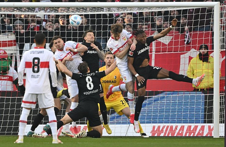 Rouault traf mit dem Hinterkopf nach einer Ecke. - © Marijan Murat/dpa