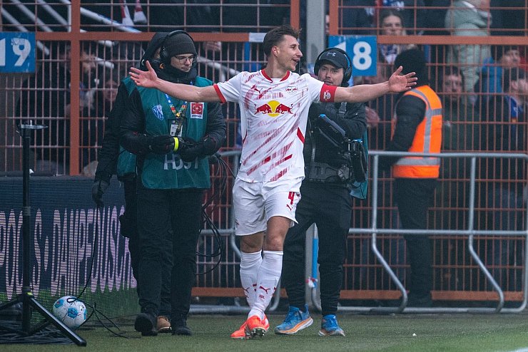 Willi Orban traf sehenswert zum 1:0 für Leipzig. - © David Inderlied/dpa