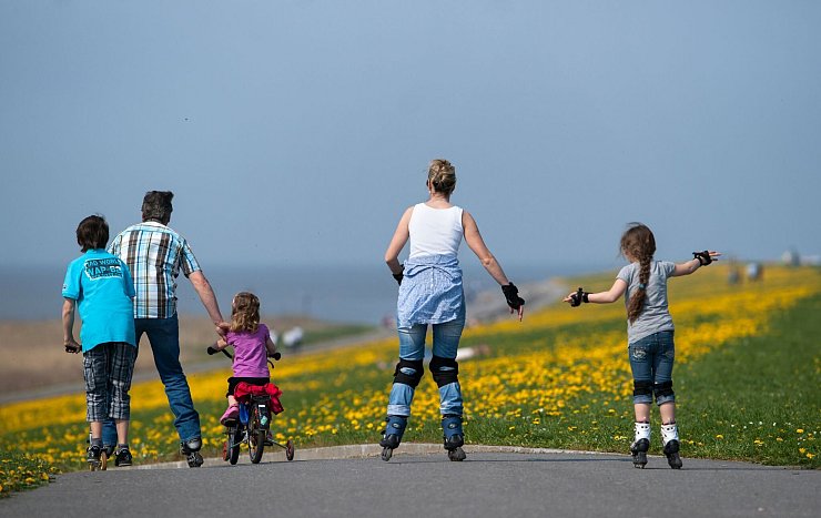 Gewissenhafte, verantwortungsbewusste Kinder werden von Eltern eher favorisiert. (Archivbild) - © Matthias Balk/dpa