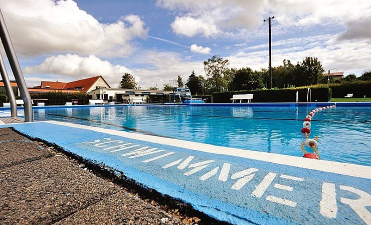 Still ruht die Wasserfläche: das Freibad in Alverdissen am Dienstag Nachmittag. - © Foto: Krull