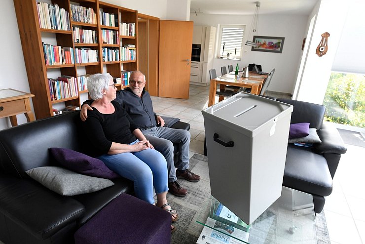 Johannes und Sybille Fabrizius stellten ihr Wohnzimmer schon 2021 als Wahllokal zur Verfügung - und tun das auch dieses Jahr wieder. (Archivbild) - © Roberto Pfeil/dpa