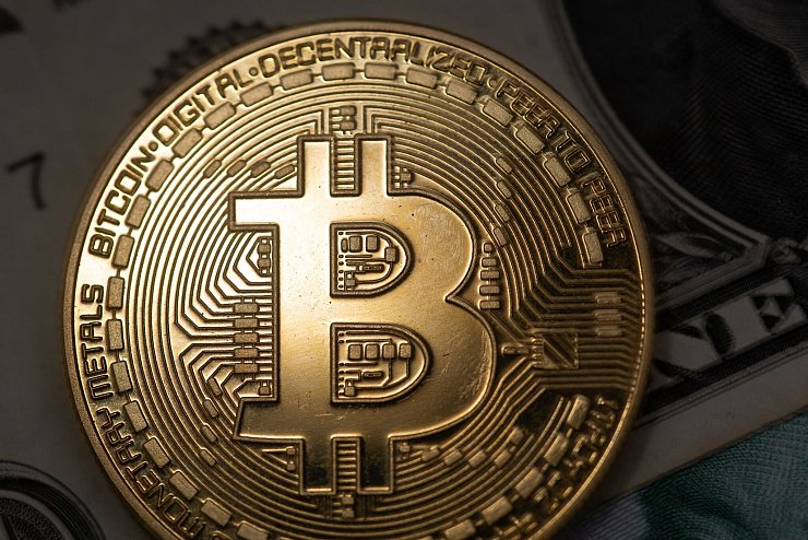 Der Bitcoin ist auf ein Rekordhoch gestiegen. - © Fernando Gutierrez-Juarez/dpa