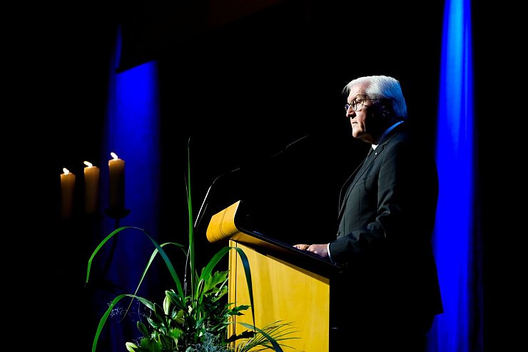 Der Anschlag in Solingen muss nach Worten von Bundespräsidten Frank-Walter Steinmeier genau aufgearbeitet werden. - © Michael Probst/AP Pool/dpa
