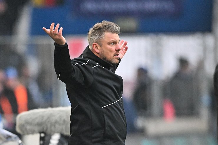 Lukas Kwasniok, Trainer von Paderborn, holte noch einen Punkt mit seinem Team. - © Christophe Gateau/dpa