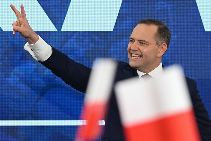 Der Kandidat Karol Nawrocki von der nationalkonservativen PiS muss im Rennen um Polens Präsidentschaft in die Stichwahl. - © Adam Warzawa/PAP/dpa
