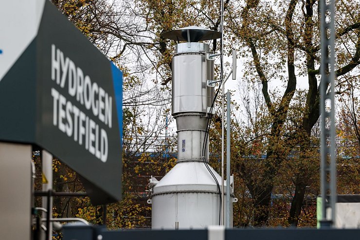 Die Pilotanlage scheidet Kohlendioxid aus der Außenluft ab. Nach Herstellerangaben kann sie jährlich 40 Tonnen CO2 aus der Luft entfernen. - © Christoph Reichwein/dpa