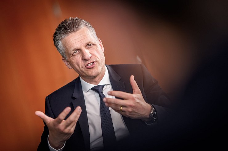 Kanzleramtsminister Frei weist Vorwürfe auch aus den Reihen der Union wegen des Rüstungsembargos gegen Israel zurück. (Archivbild) - © Michael Kappeler/dpa