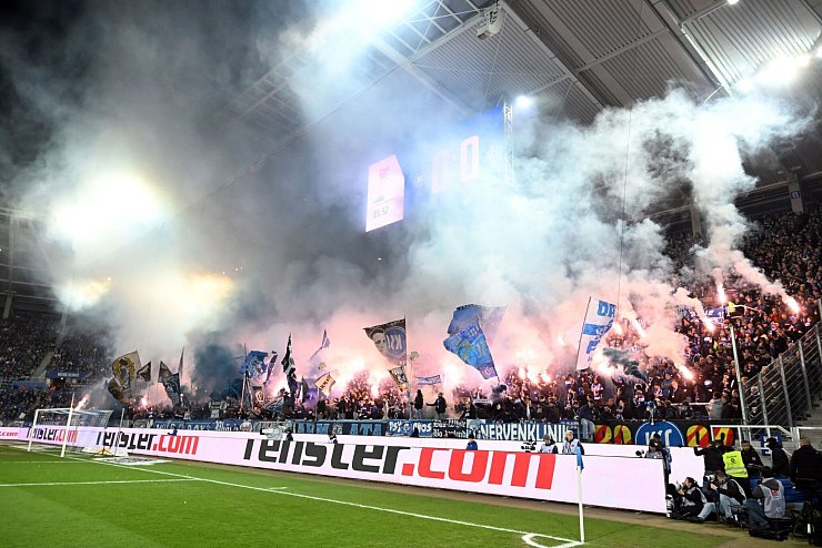 Aufgeheizte Atmosphäre: Die KSC-Fans brannten reichlich Pyrotechnik ab. - © Uli Deck/dpa
