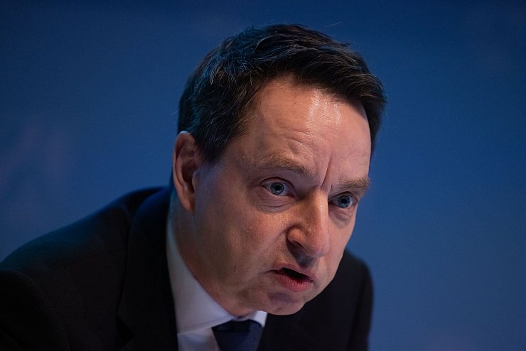 Jürgen Kayser, Leiter des Verfassungsschutzes Nordrhein-Westfalen, stellt den Lagebericht zu Rechtsextremismus vor. - © Rolf Vennenbernd/dpa