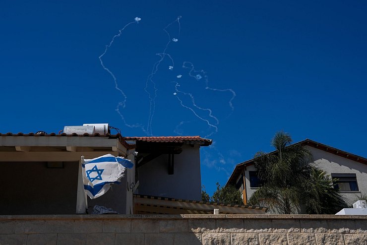 Im Norden Israels wurden vier Menschen durch Raketensplitter leicht verletzt. (Archivbild) - © Baz Ratner/AP/dpa