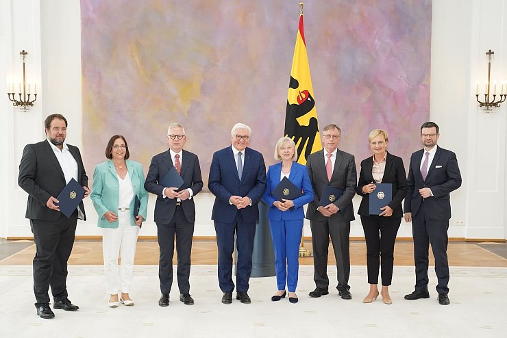 Im Mai 2022 ernannte Bundespräsident Frank-Walter Steinmeier in Anwesenheit des damaligen Bundesjustizministers, Marco Buschmann (FDP), Malte Spitz (l-r), Kerstin Müller, Lutz Goebel, Gudrun Grieser, Reinhard Göhner und Andrea Wicklein als neue Mitglieder des Nationalen Normenkontrollrates. - © Joerg Carstensen/dpa