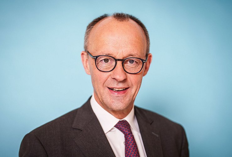 Friedrich Merz, Kanzlerkandidat der Union, würde Straftätern mit Doppelpass gerne die deutsche Staatsangehörigkeit aberkennen. (Archivfoto) - © Michael Kappeler/dpa