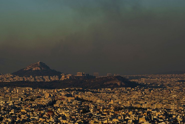 Der Rauch der Brände sorgt für sehr hohe Feinstaubwerte in Athen. - © Petros Giannakouris/AP/dpa